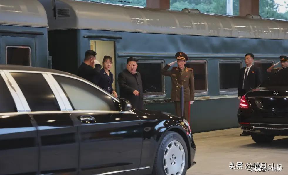 开云体育官网-金正恩返回平壤，在火车月台上已经停好了迈巴赫等候